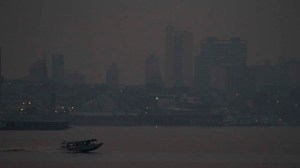Vista da cidade de Manaus encoberta por uma névoa de fumaça que pode ser proveniente de queimadas no Mato Grosso e Goiás