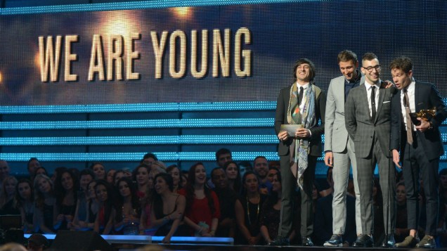 A banda Fun. recebe o prêmio de canção do ano por We Are Young no Grammy