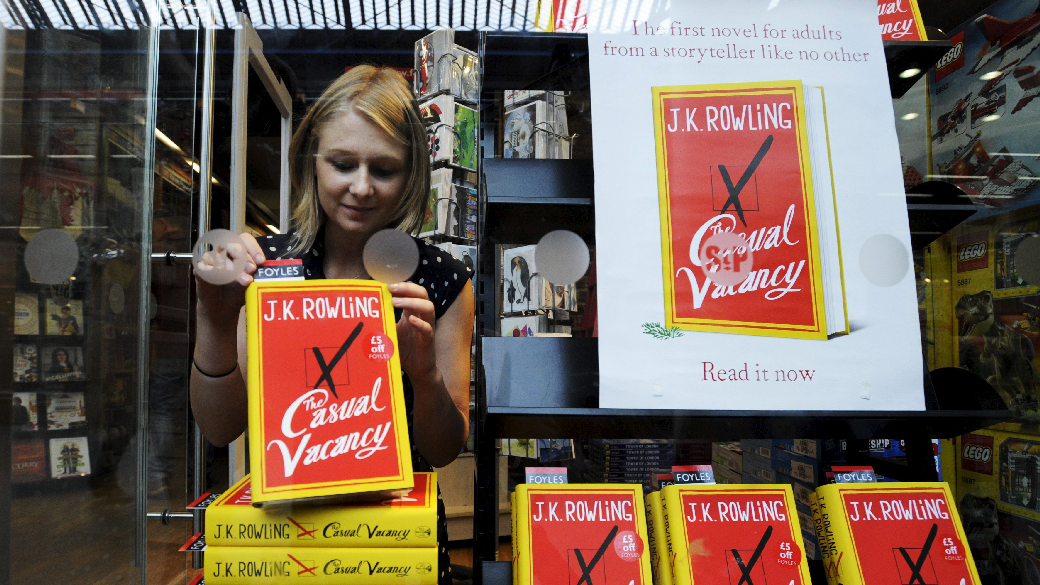 Funcionária de livraria de Londres monta estande com exemplares de 'The Casual Vacancy', nova obra de J.K. Rowling