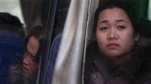 Funcionária norte-coreana de hotel chinês retorna a seu país natal em ônibus na cidade de Dandong, China