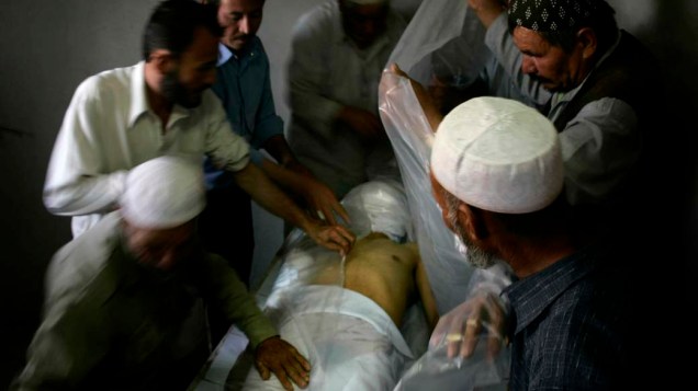 Funeral é preparado para afegão morto em atentado na cidade de Herat, que matou outras três pessoas