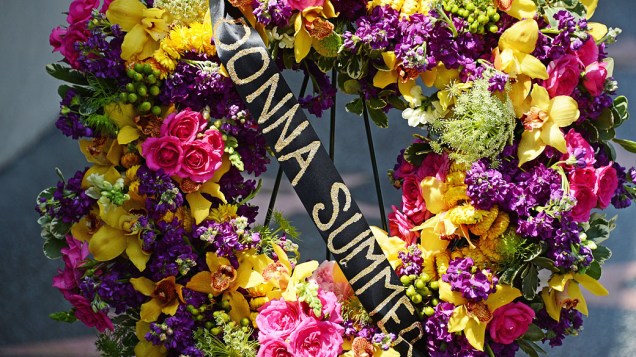 Coroa de flores é colocada sobre a estrela da cantora Donna Summer na Calçada da Fama, em Hollywood