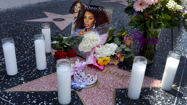 Donna Summer, que ficou conhecida como a "Rainha da música Disco", recebe homenagem dos fãs na Calçada da Fama, em Hollywood