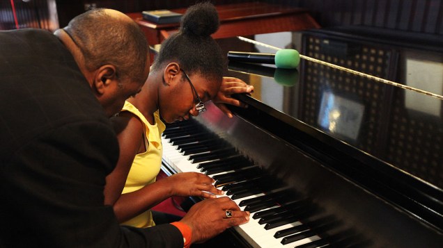 Hakim Lei dá aula de piano a Katiana Michel Nelson de 12 anos, na igreja que Donna Summer costumava frequentar e onde era conhecida por "irmã Summer"