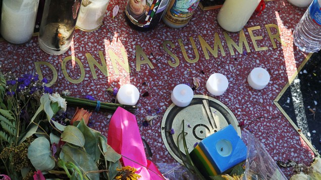 Fãs depositam velas e flores sobre a estrela da cantora Donna Summer na Calçada da Fama, em Hollywood