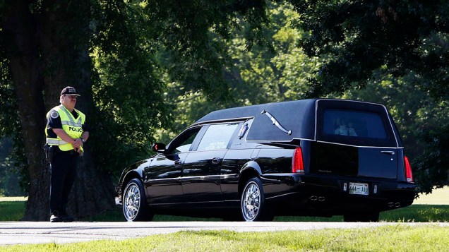 Carro fúnebre deixa o serviço memorial da Igreja Presbiteriana em Nashville, Tennessee