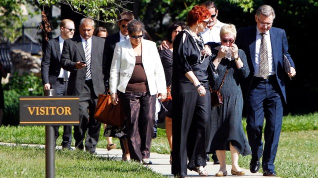 Parentes e amigos se despedem da cantora Donna Summer durante funeral em Nashville, Tennessee
