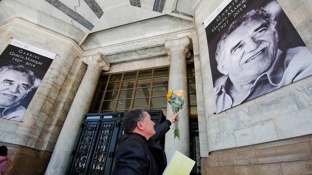 Admiradores prestam últimas homenagens a Gabriel García Márquez, nesta segunda-feira (21)