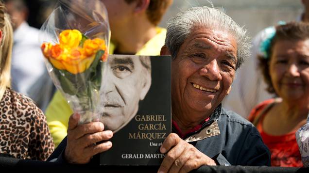 Admiradores prestam últimas homenagens a Gabriel García Márquez, nesta segunda-feira (21)