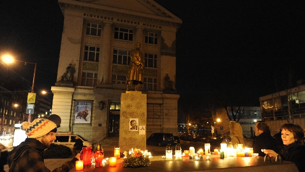 Velas em homenagem a Havel também foram acesas em Bratislava, na Eslováquia