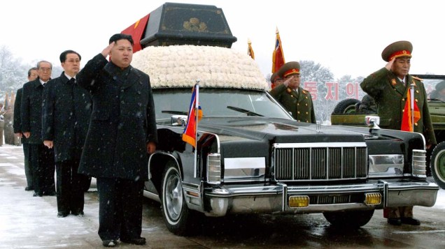 Novo líder da Coréia do Norte, Kim Jong-un e seu tio Jang Song-thaek acompanham o carro fúnebre em Pyangyong, Coreia do Norte