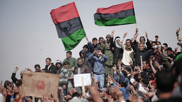 Líbios participam de funeral de rebeldes mortos em ataques em Brega