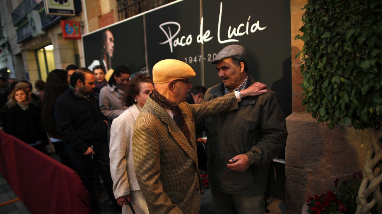 Fila para assinar o livro de condolências no funeral do violinista Paco de Lucia, que acontece em Algeciras, no sul da Espanha