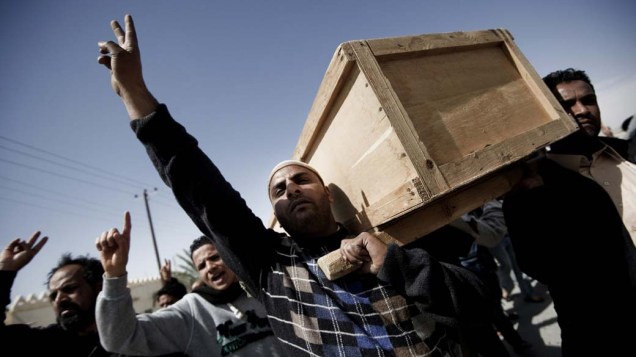 Funeral de um dos cinco líbios mortos durante  confronto com as forças de Kadafi, em Ajdabiya