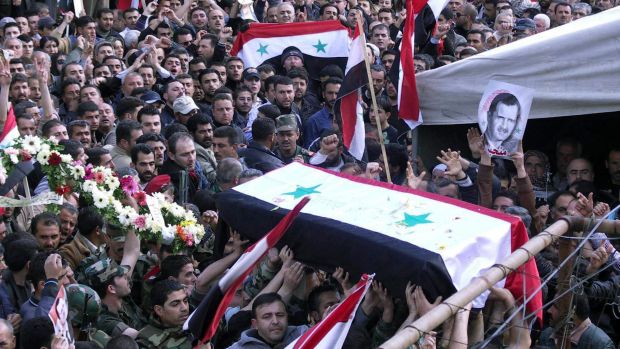Multidão se reúne para funeral de manifestante morto em choque com forças do governo