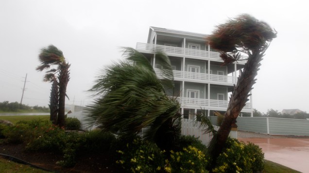 Ventos fortes acompanham o furacão Irene durante sua passagem pela Carolina do Norte