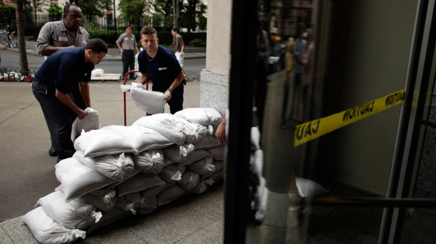 Trabalhadores montam barreiras com sacos de areia em Nova York