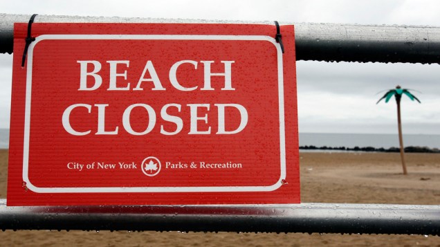 Placa mostra praia fechada em Coney Island, nos Estados Unidos. A ação faz parte dos preparativos da cidade de Nova York para a passagem do furacão Irene