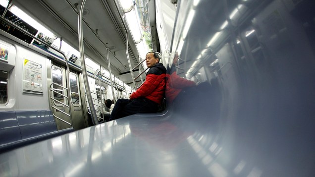 Passageiro pega o último trem da linha 4 do metrô de Nova York. linhas foram paralisadas antes da chegada do furacão Sandy