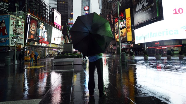 Times Square é vista praticamente vazia devido à aproximação do furacão Sandy
