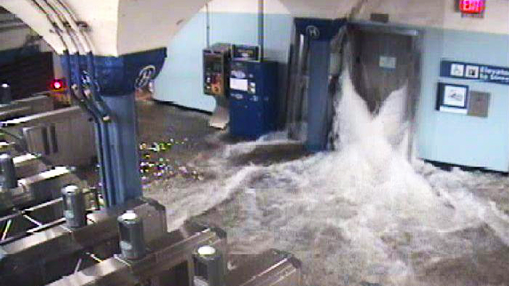 Água invade estação de metrô de Nova Jersey durante enchente provocada pelo Sandy