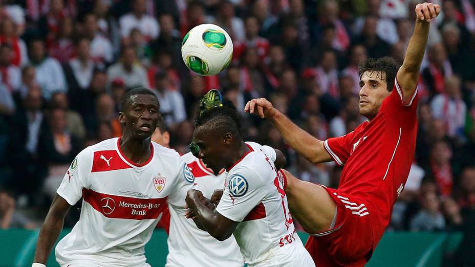 Disputa de bola entre VfB Stuttgart e Bayern em jogo da Copa alemã