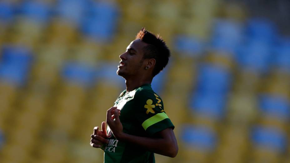 Neymar durante treino no Maracanã