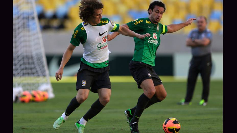 David Luiz e Fred durante treindo da seleção no Maracanã