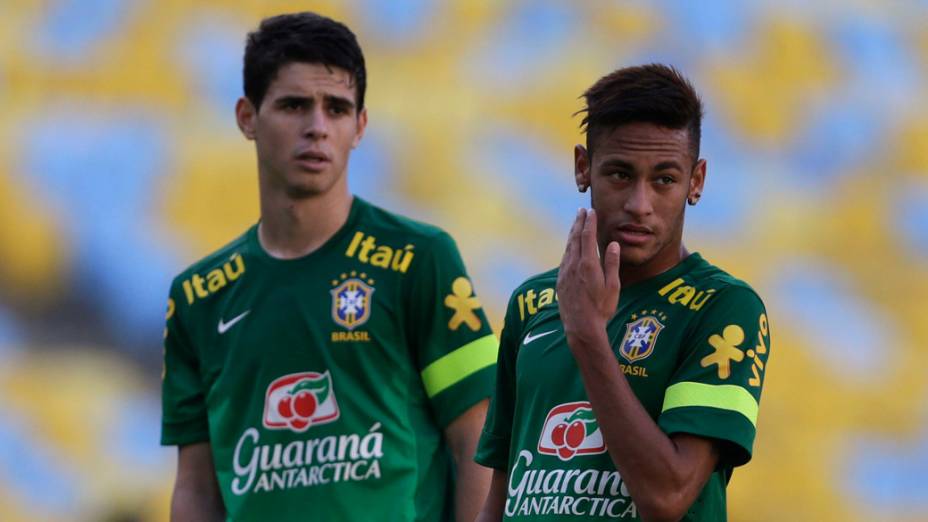 Oscar e Neymar durante treino para o amistoso contra a Inglaterra, no Maracanã