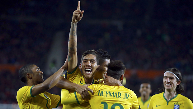 Roberto Firmino comemora segundo gol do Brasil