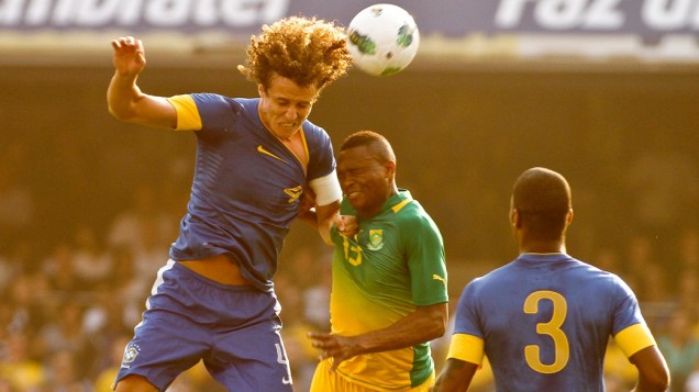 Davi Luis disputa bola com o jogador Furman, da África do Sul, durante amistoso realizado no estádio do Morumbi