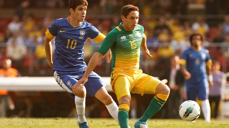 Oscar disputa bola com o jogador Furman, da África do Sul, durante amistoso realizado no estádio do Morumbi