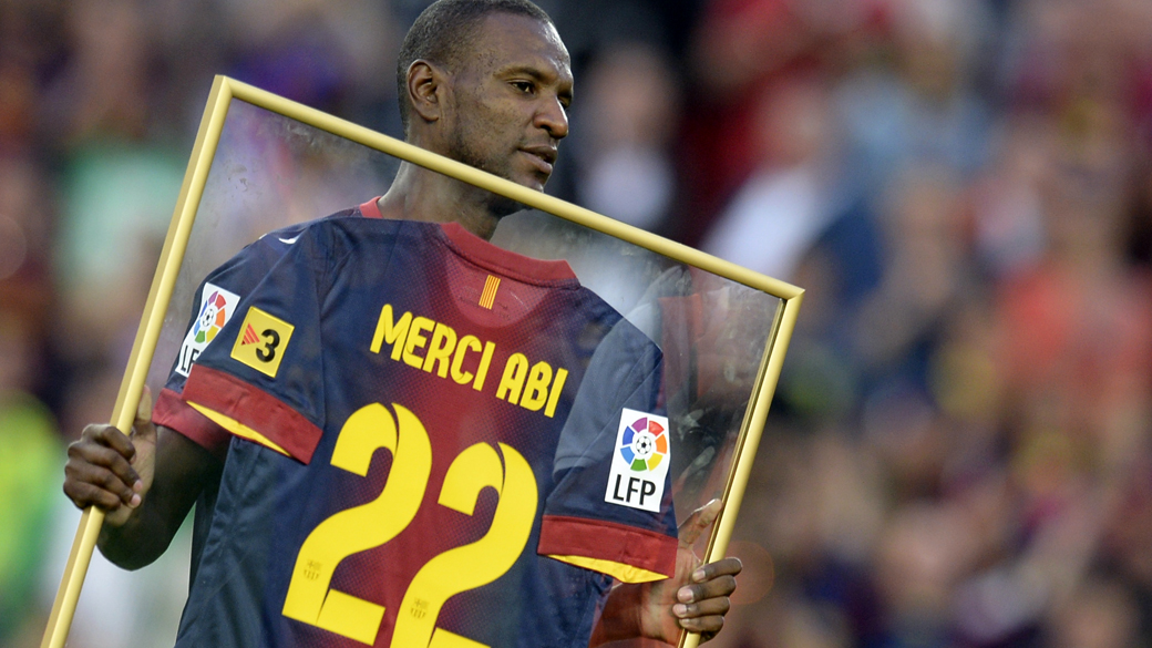 Eric Abidal com camisa em sua homenagem