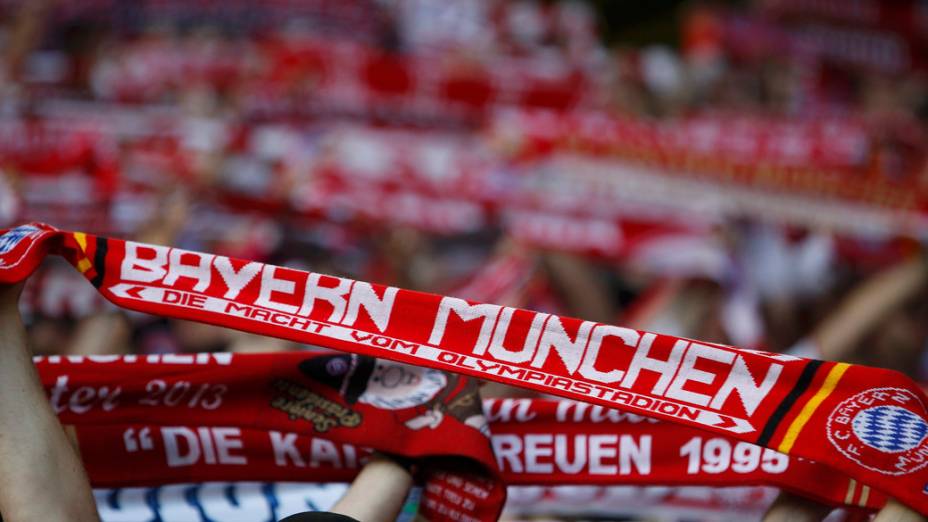 Torcida do Bayern durante partida contra o Borrussia