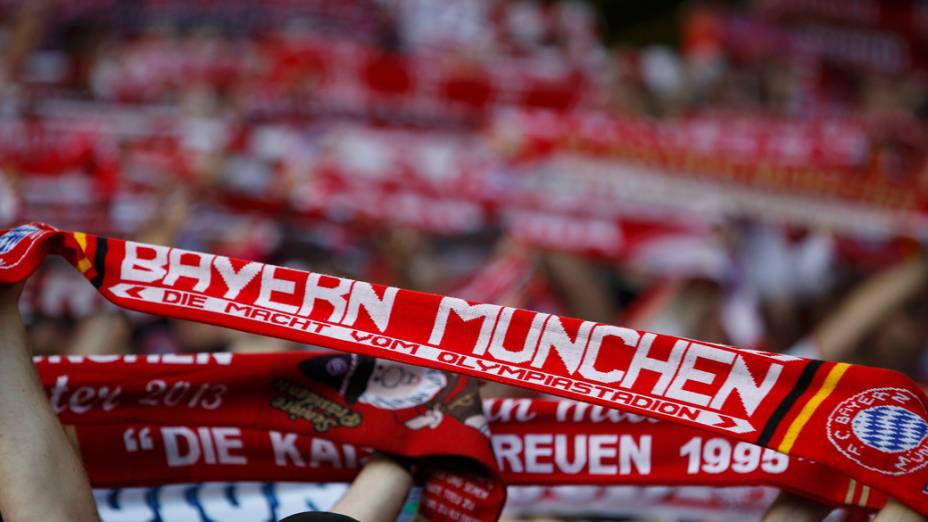 Torcida do Bayern durante partida contra o Borrussia