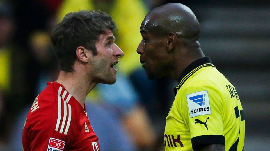 Thomas Muller, do Bayern, discute com Felipe Santana, do Borrussia