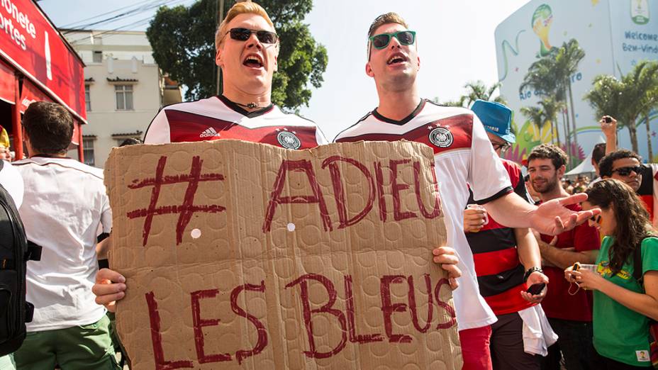 Torcedores chegam para acompanhar a partida entre Alemanha e França pelas quartas de final, no estádio Maracanã, no Rio de Janeiro