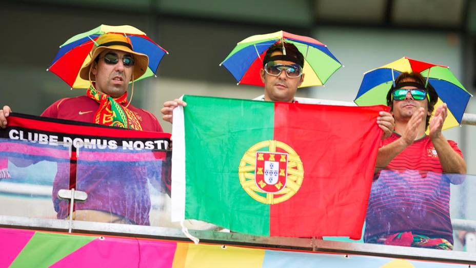 Torcedores de Portugal aguardam o início da partida contra a Alemanha na Arena Fonte Nova, em Salvador