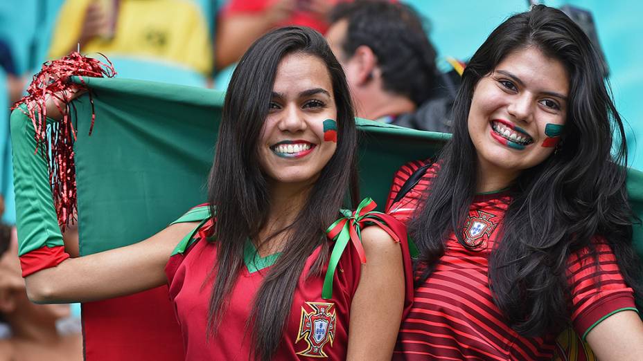 Torcedoras de Portugal aguardam o início da partida contra a Alemanha na Arena Fonte Nova, em Salvador