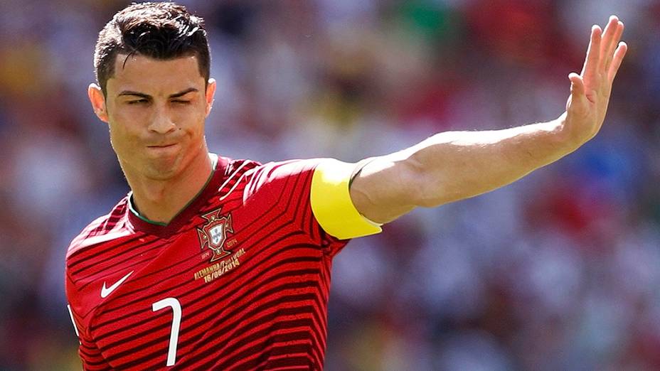 O português Cristiano Ronaldo gesticula no jogo contra a Alemanha na Arena Fonte Nova, em Salvador