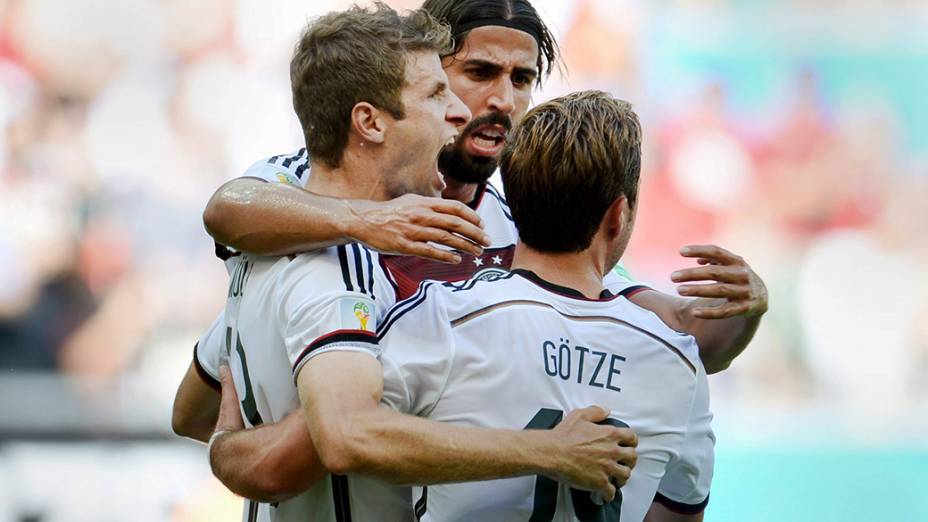 Jogadores da Alemanha comemoram gol contra Portugal na Arena Fonte Nova, em Salvador