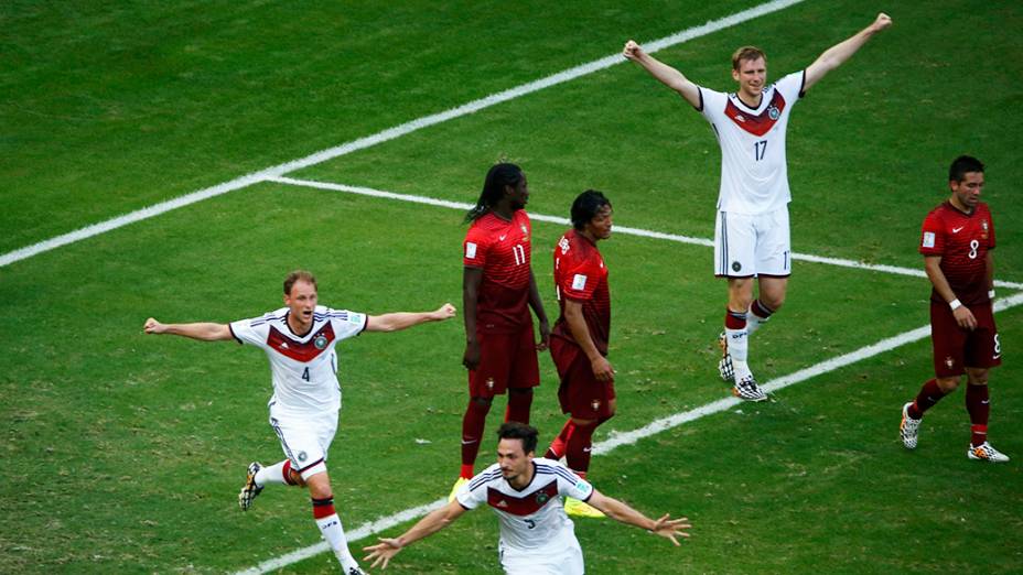 Jogadores da Alemanha comemoram gol contra Portugal na Arena Fonte Nova, em Salvador