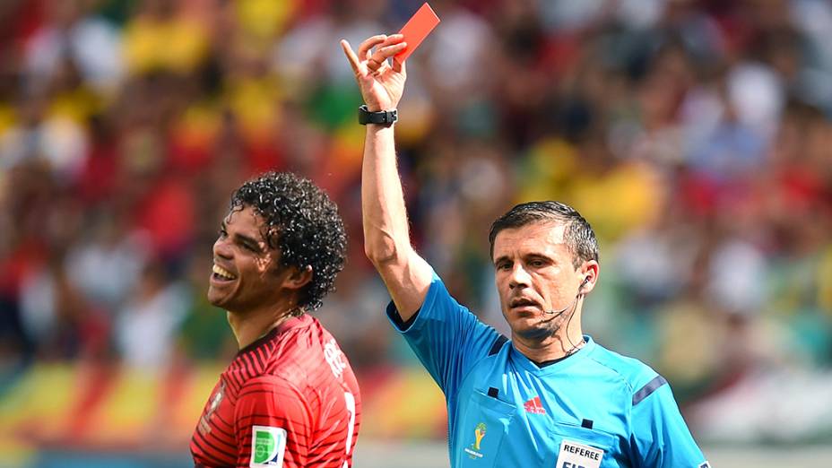 O zagueiro Pepe, de Portugal, recebe cartão vermelho após lance no jogo contra a Alemanha na Arena Fonte Nova, em Salvador