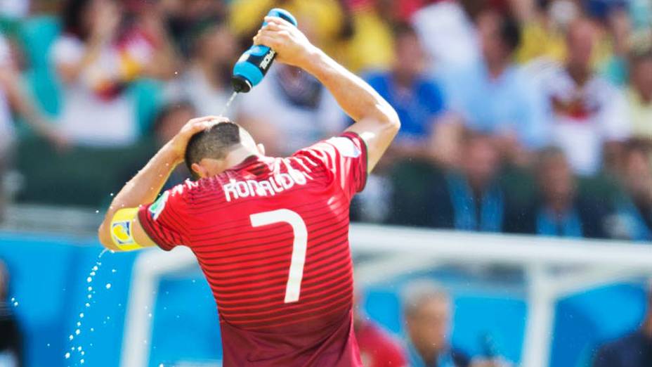 Cristiano Ronaldo se refresca durante o jogo contra a Alemanha na Arena Fonte Nova, em Salvador