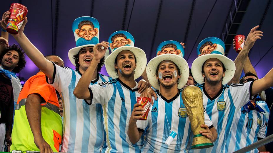 Torcedores da Argentina antes do jogo contra a Bósnia no Maracanã, no Rio