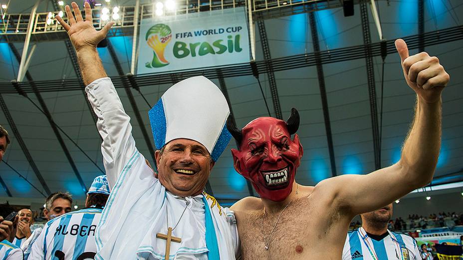 Torcedores da Argentina antes do jogo contra a Bósnia no Maracanã, no Rio