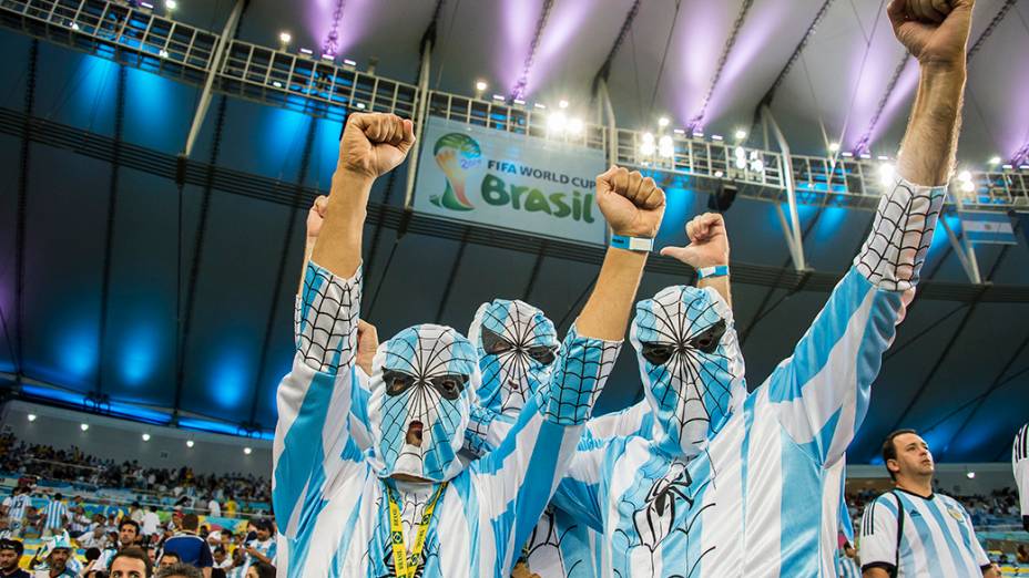 Torcedores da Argentina antes do jogo contra a Bósnia no Maracanã, no Rio
