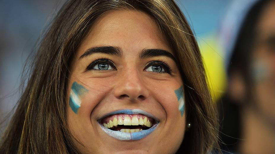 Torcedora argentina aguarda o início do jogo contra a Bósnia no Maracanã, no Rio