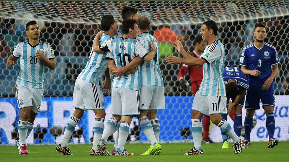 Jogadores da Argentina comemoram o primeiro gol contra a Bósnia no Maracanã, no Rio