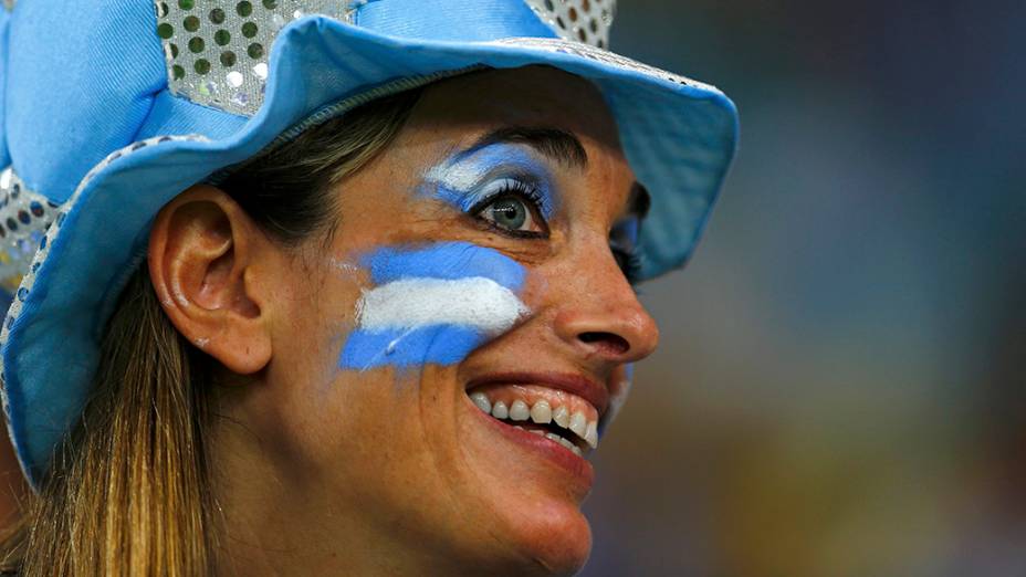 Torcedora argentina aguarda o início do jogo contra a Bósnia no Maracanã, no Rio